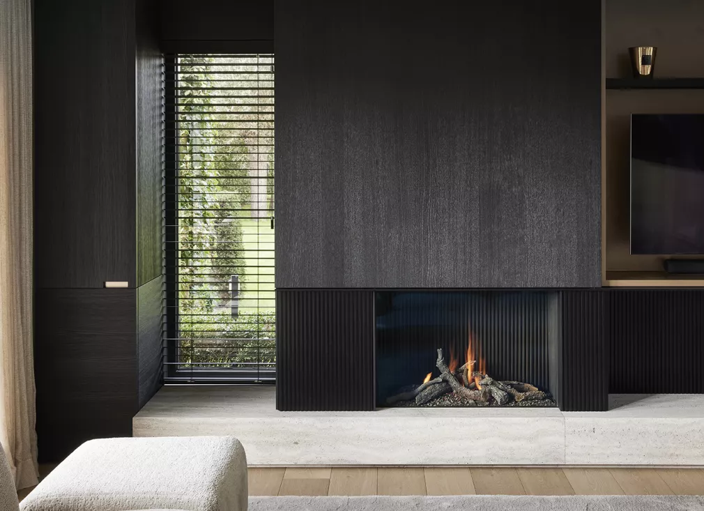 Avenue Gas Closed Fireplace by Metalfire
