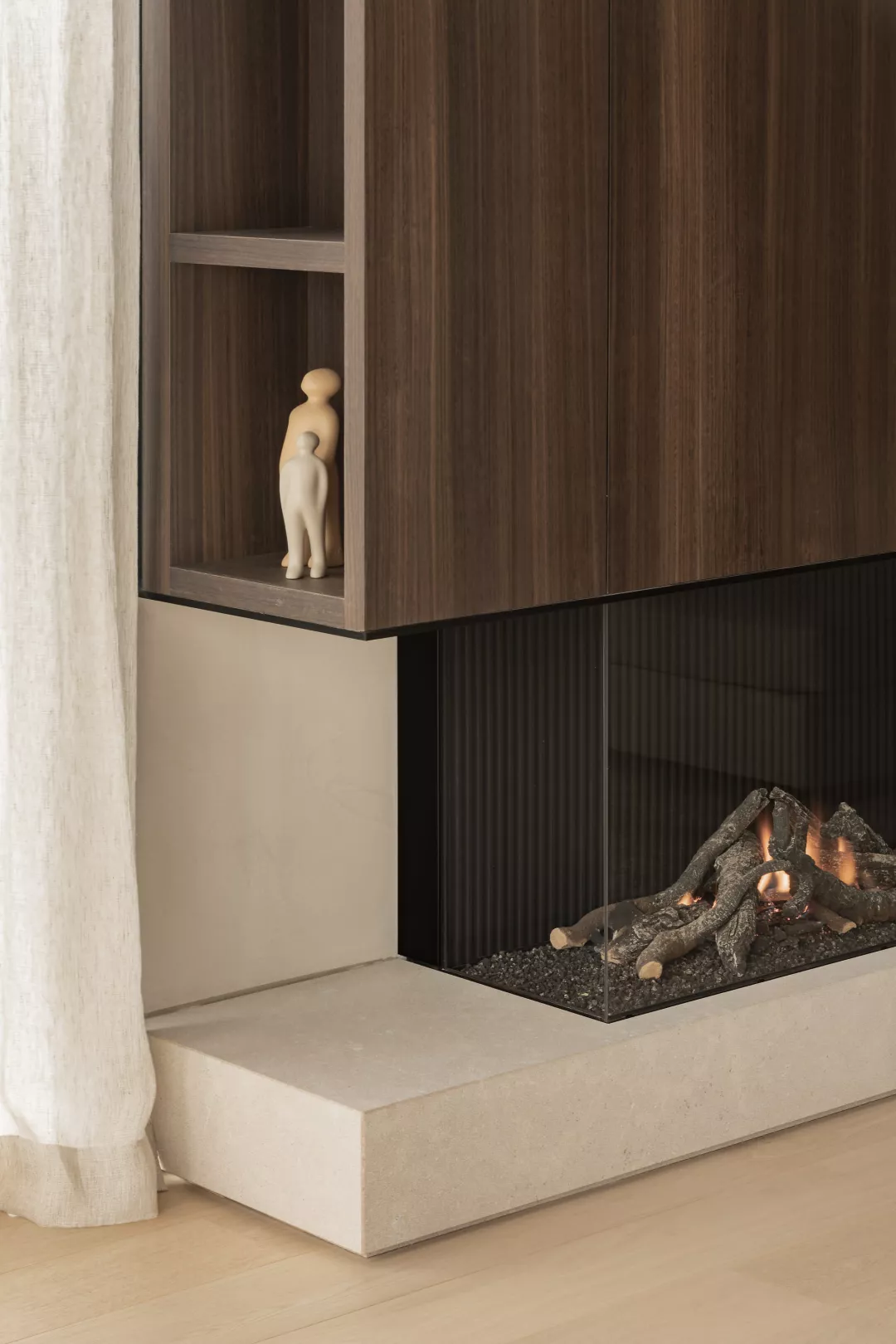 Avenue Gas Closed Fireplace by Metalfire